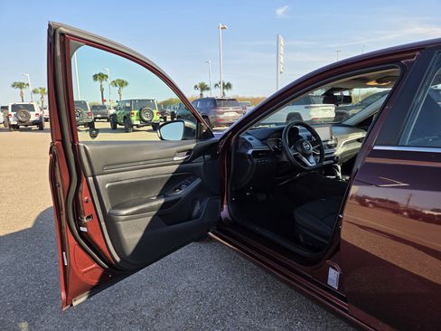 Used 2025 Nissan Altima 2.5 SV image 11