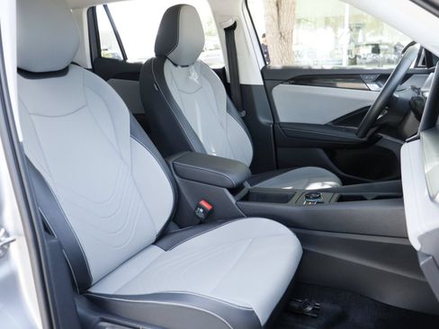 Certified 2025 Volkswagen Tiguan SE FWD image 22