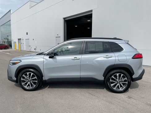 Used 2025 Toyota Corolla Cross XLE image 2