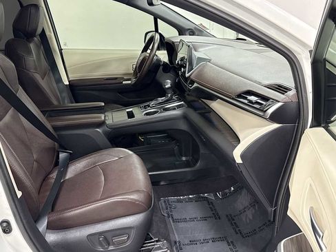 Certified 2021 Toyota Sienna Platinum image 31
