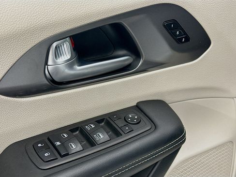 Used 2024 Chrysler Pacifica Touring-L FWD image 15