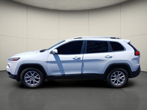 Used 2018 Jeep Cherokee Latitude Plus w/ Comfort/Convenience Group FWD image 4