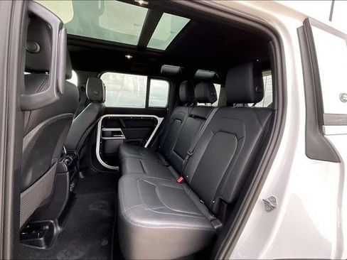 Used 2024 Land Rover Defender 110 S image 31