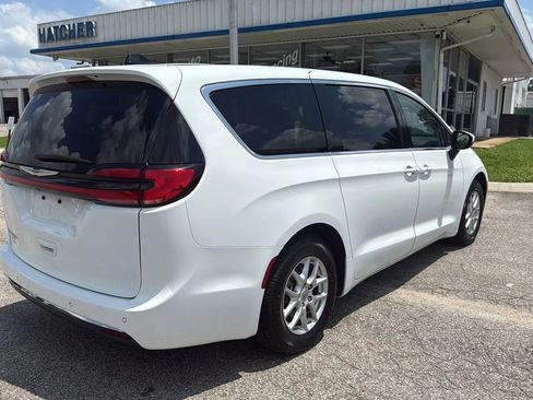 Used 2023 Chrysler Pacifica Touring-L FWD image 5