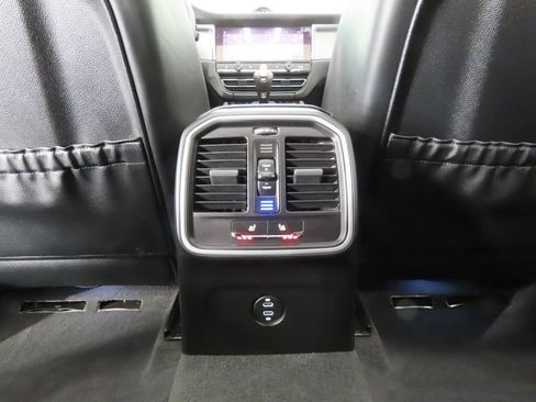 Certified 2026 Porsche Macan AWD/4WD image 32