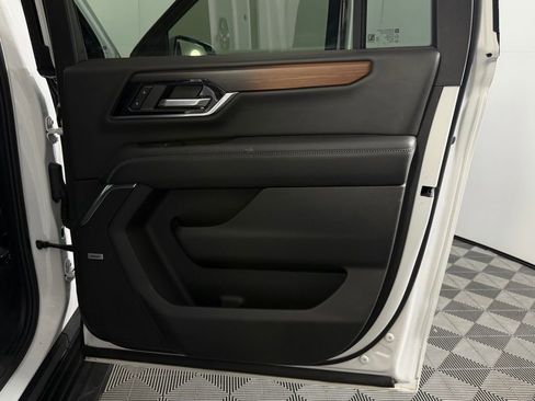 Used 2025 GMC Yukon XL Denali AWD/4WD image 33