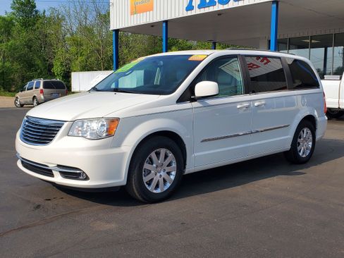 Used 2013 Chrysler Town & Country Touring FWD image 2