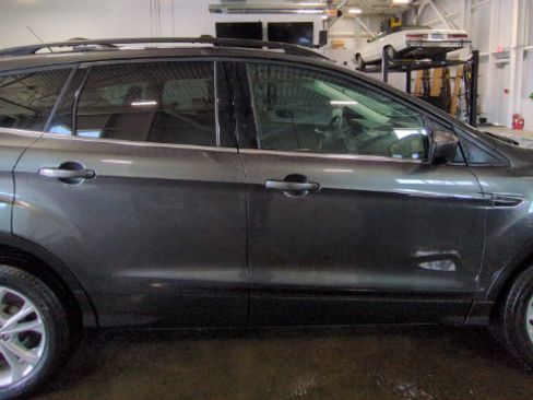 Used 2018 Ford Escape SE w/ Ford Safe & Smart Package AWD/4WD image 3