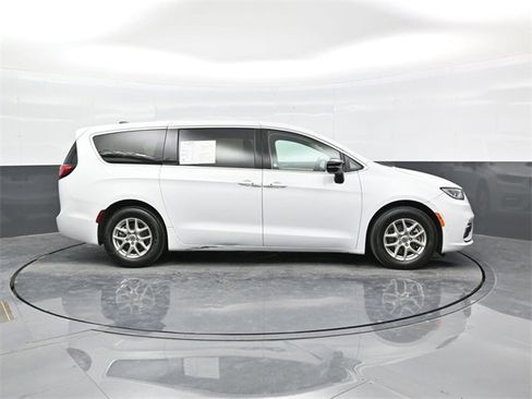 Used 2024 Chrysler Pacifica Touring-L image 8