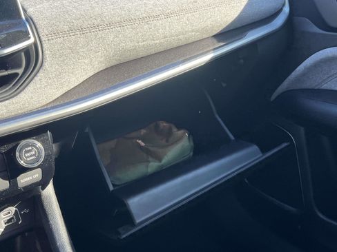 Used 2022 Jeep Compass Latitude image 11