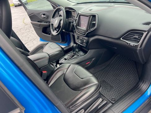 Used 2019 Jeep Cherokee Trailhawk w/ Cold Weather Group AWD/4WD image 19