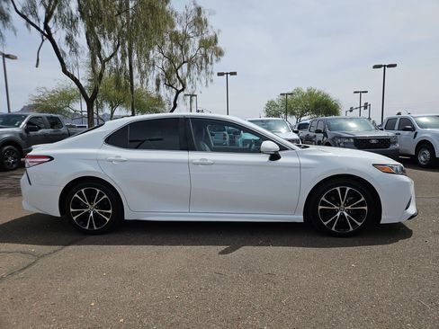 Used 2020 Toyota Camry SE w/ Convenience Package FWD image 4