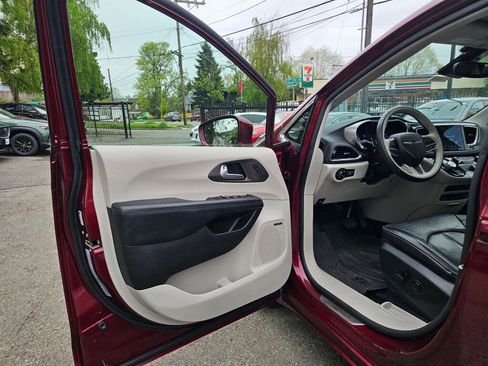 Used 2018 Chrysler Pacifica Limited w/ Tire & Wheel Group FWD image 21