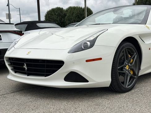 Used 2015 Ferrari California T RWD image 37