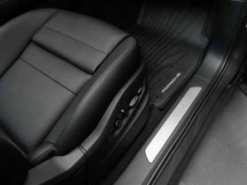 Certified 2025 Porsche Cayenne AWD/4WD image 36