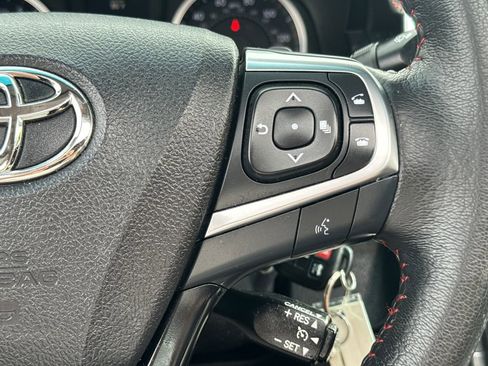 Used 2017 Toyota Camry SE w/ Moonroof Package FWD image 19