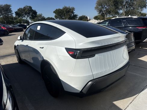 Used 2026 Tesla Model Y 2WD image 3