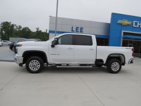 Used 2025 Chevrolet Silverado 2500 LT w/ Convenience Package AWD/4WD image 2