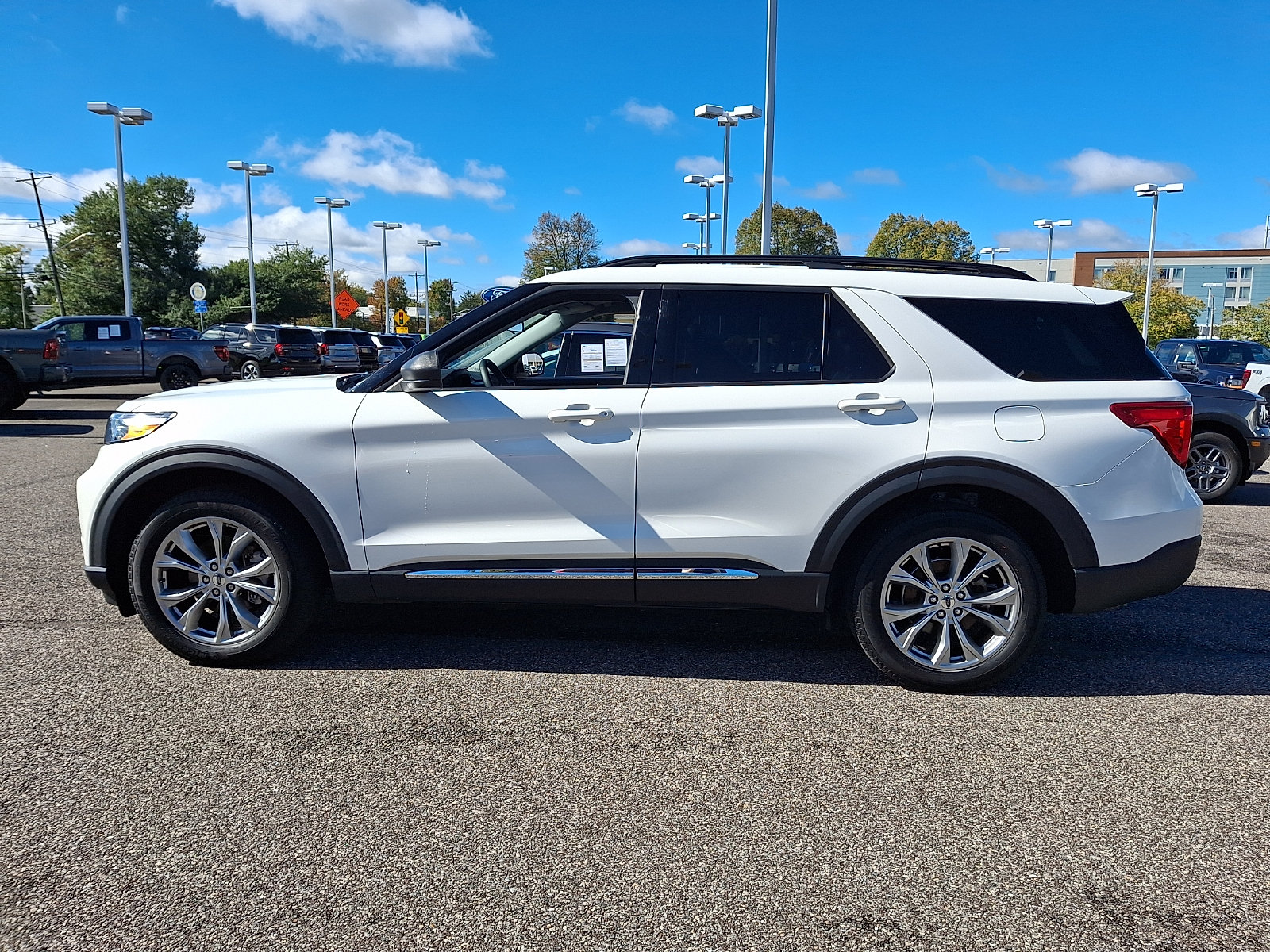 Used 2023 Ford Explorer XLT w/ Equipment Group 202A AWD/4WD image 6