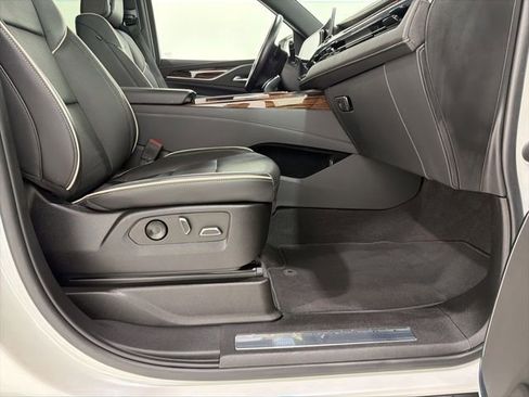 Used 2022 Cadillac Escalade ESV Premium Luxury AWD/4WD image 22