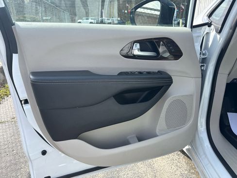 Used 2024 Chrysler Pacifica Limited image 12