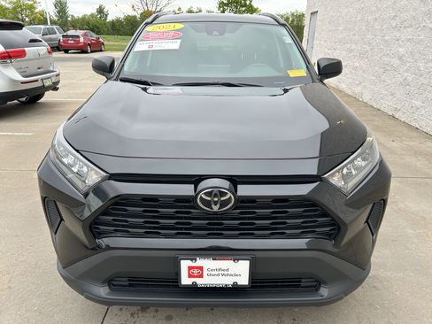Used 2021 Toyota RAV4 LE AWD/4WD image 2