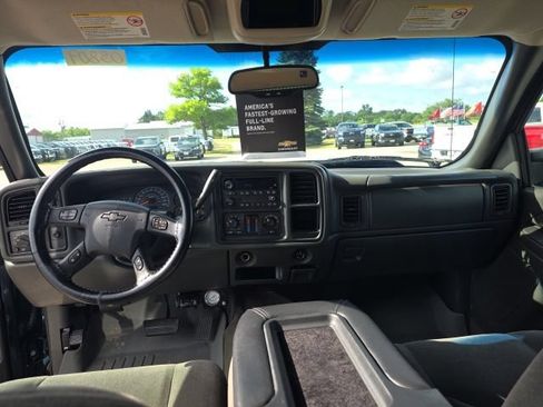 Used 2005 Chevrolet Silverado 2500 LS w/ Skid Plate Package AWD/4WD image 18