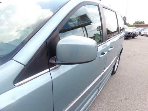 Used 2010 Chrysler Town & Country Touring FWD image 37
