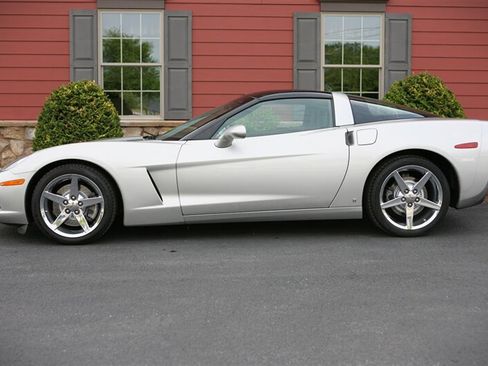 Used 2007 Chevrolet Corvette Coupe w/ Preferred Equipment Group RWD image 4