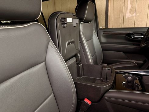 Used 2025 Chevrolet Suburban Premier image 21