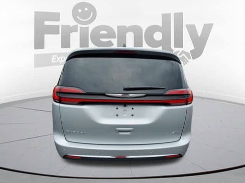 New 2026 Chrysler Pacifica Select image 4