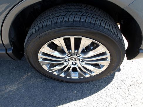 Used 2023 Toyota Venza Limited image 28