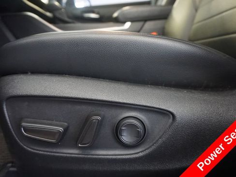 Used 2023 Toyota Highlander XLE AWD/4WD image 7