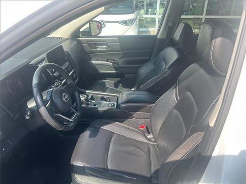 Used 2022 Nissan Pathfinder SL w/ SL Black Package AWD/4WD image 10