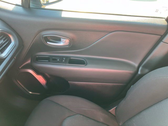 Used 2023 Jeep Renegade Latitude AWD/4WD image 20
