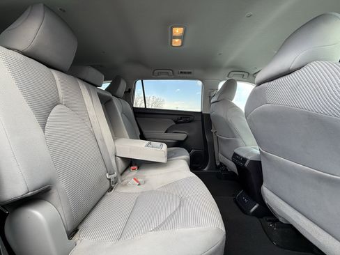 Used 2020 Toyota Highlander LE image 37