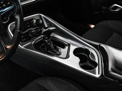 Used 2015 Dodge Challenger SXT image 21