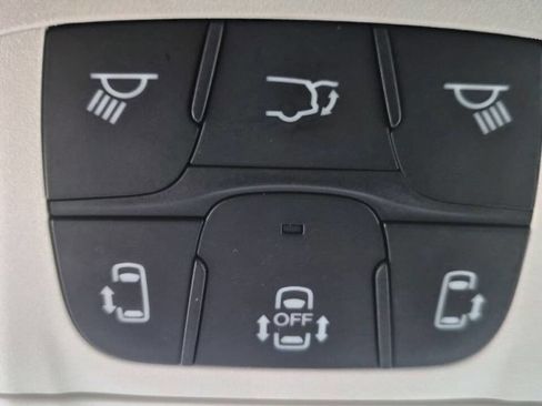 Used 2024 Chrysler Pacifica Limited image 11