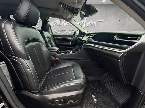 Used 2023 Jeep Grand Cherokee Limited w/ Luxury Tech Group II image 24