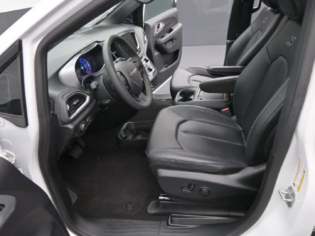 Used 2024 Chrysler Pacifica Limited FWD image 16
