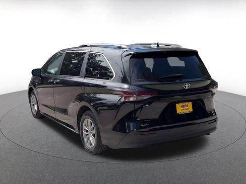 Used 2025 Toyota Sienna XLE FWD image 10