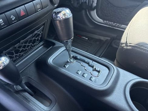Used 2015 Jeep Wrangler Unlimited Rubicon w/ Connectivity Group AWD/4WD image 23