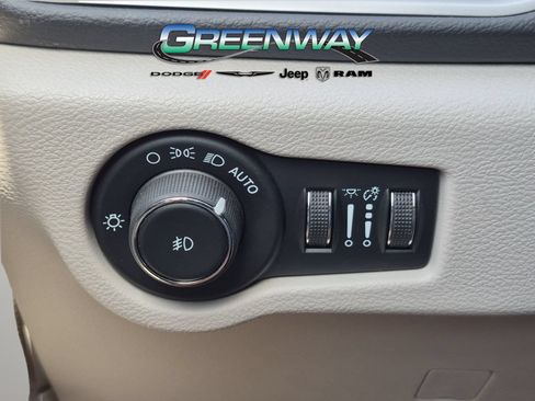 Used 2023 Chrysler Pacifica Touring-L FWD image 22