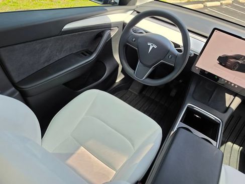 Used 2023 Tesla Model Y Long Range AWD/4WD image 31
