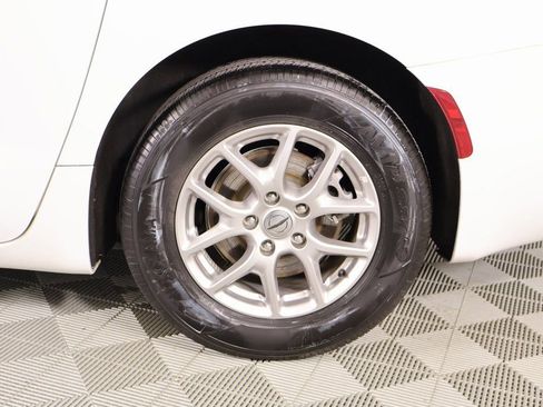 Used 2024 Chrysler Pacifica Touring-L image 18