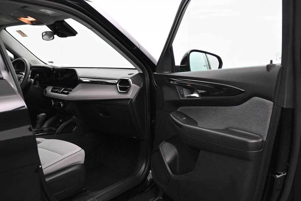 Used 2025 Chevrolet TrailBlazer LT FWD image 16