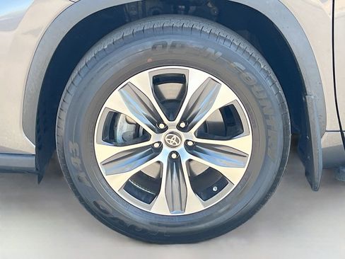 Used 2024 Toyota Highlander XLE FWD image 31