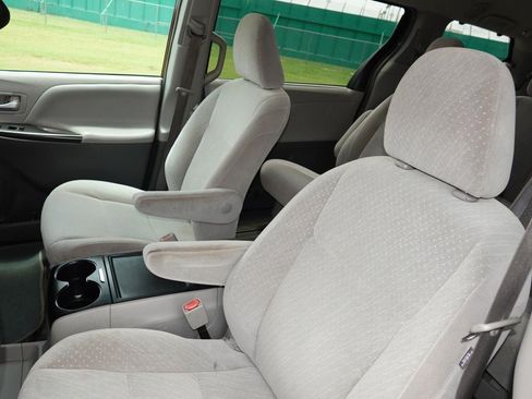 Used 2018 Toyota Sienna LE FWD image 16