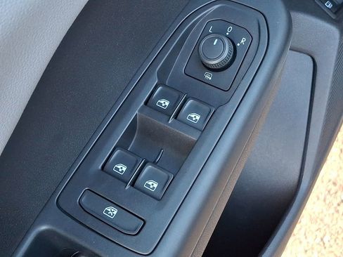 Used 2022 Volkswagen Taos SE w/ Panoramic Sunroof Package FWD image 24