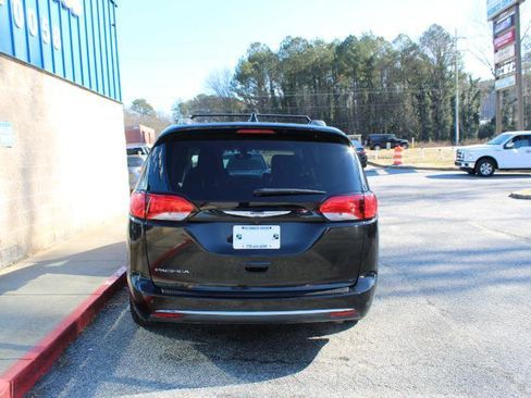 Used 2019 Chrysler Pacifica Touring-L image 5